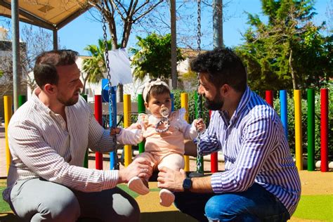Pareja Gay Y Su Hija Joven Jugando En Los Columpios En El Parque El D A Es Soleado Y Hermoso