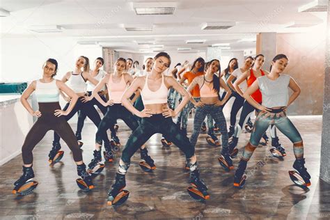 Grupo de chicas con hábitos saludables haciendo ejercicios en kangoo