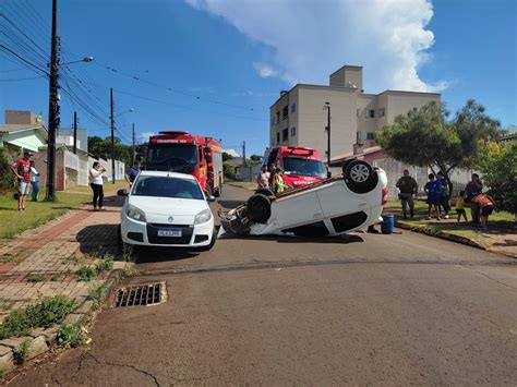 Carro capota após colidir contra outro veículo em Chapecó Notícias