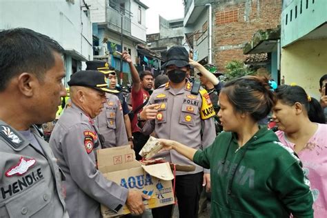 Bagikan Nasi Bungkus Kapolres Garut Ini Bentuk Perhatian Polri