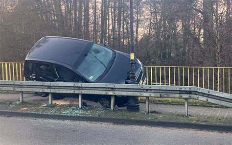 Fotoreportaż Chevrolet utknął między barierkami na mostku nad Kłodawką