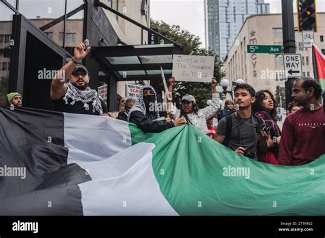 Ee Uu De Octubre De Los Manifestantes Sostienen Una Bandera