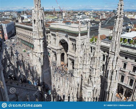 Milano Italia La Entrada Al Centro Comercial Famoso De Vittorio