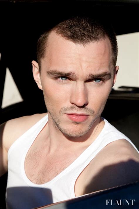 superficial guys: NICHOLAS HOULT | SHIRTLESS in "Warm Bodies" | PICTURES | INFO