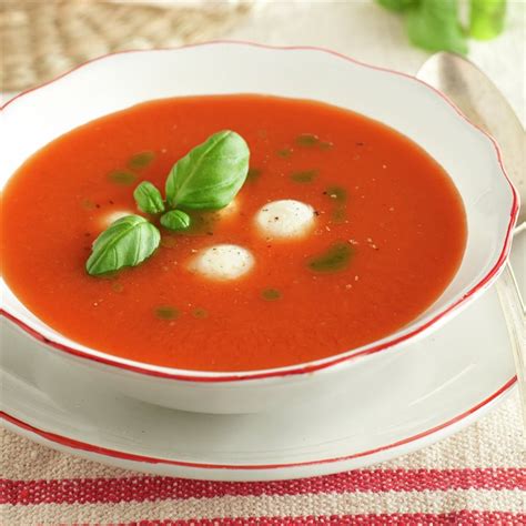 Sopa De Tomate Con Albahaca Y Mozzarella