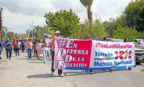 Padres De Familia Marchan En Contra De Libros De Texto En Durango