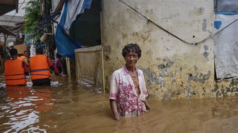 Indonesien Mehr Als Tote Nach Berschwemmungen Zeit Online