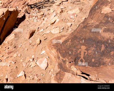 Rock Art At Split Level Ruin Backpacking In Grand Gulch And Viewing