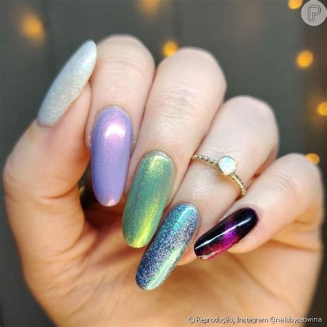 Unhas holográficas ajudam a compor visual da nail art aurora boreal