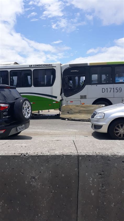 Acidente três ônibus na Avenida Brasil interdita trânsito na Zona