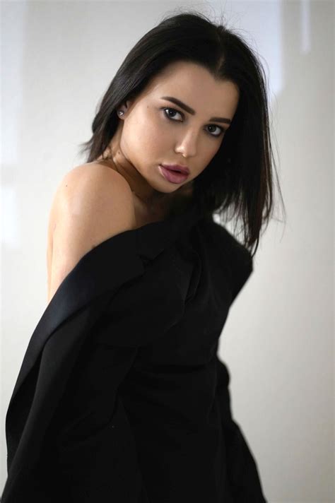 Yanna Yo Brown Eyes Brunette Hair Id