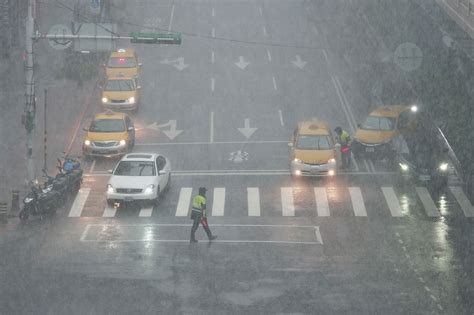 【午後對流旺盛】雨彈狂轟全台 17縣市發布大雨特報 上報 焦點