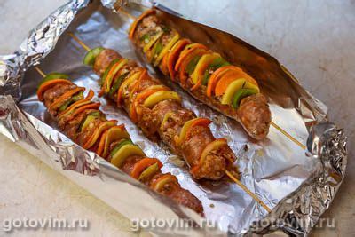 Колбаски для жарки с овощами и сыром на шпажках. Рецепт с фото