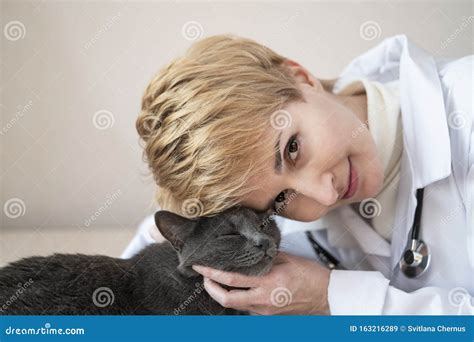 Veterinaria Muestra Amor Y Cuidado Hacia Las Mascotas Paciente Gato