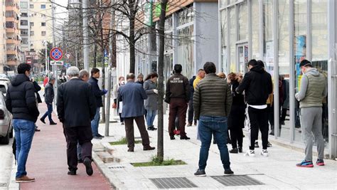 Radhët në banka zhysin në kaos skemën e subvencionit të fermerëve