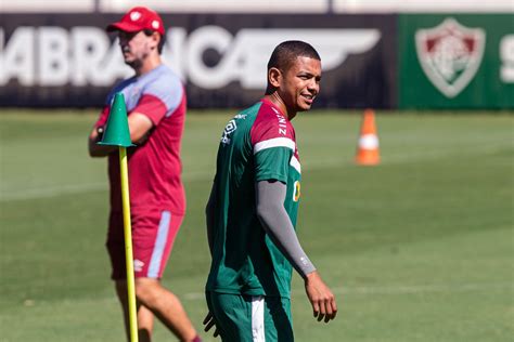 Horas antes da convocação da seleção Fernando Diniz comanda o treino