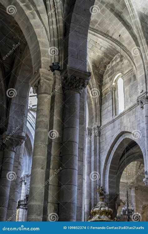 Mittelalterliche Gotische Architektur Innerhalb Einer Kathedrale In