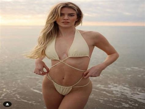 Sara Croce temperatura bollente a bordo piscina il bikini è invisibile
