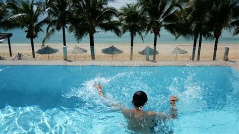 Hombre Que Se Ahoga En Agua En La Piscina Hombre Que Se Ahoga En El