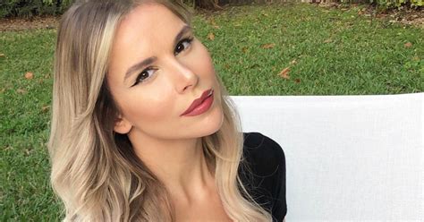 El sexy posando de Águeda López esposa de Luis Fonsi en un bikini tanga azul