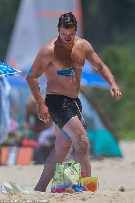 Buff Daddy Chris Pratt Shows Off Biceps And Ripped Abs In Honolulu Chris Pratt Chris Pratt