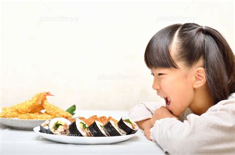 お寿司を美味しそうに食べる女の子 写真素材 4756227 フォトライブラリー Photolibrary