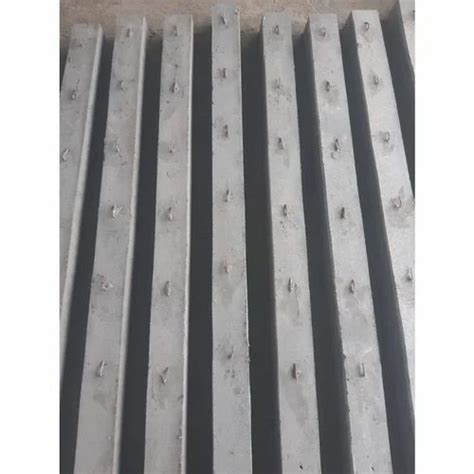 Plain Cement Concrete Fence Pole, For Fencing, 7 X 1 Feet(h X W) at Rs ...