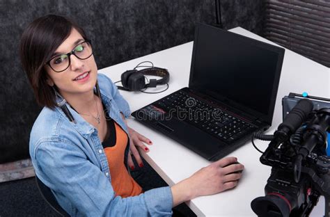 Editor De V Deo De La Mujer Joven Que Trabaja En Estudio Foto De