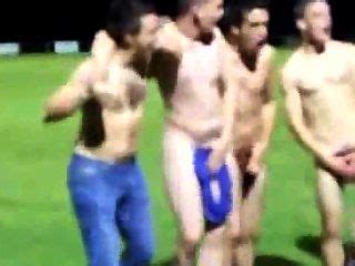 Equipo De Rugby Se Desnuda En El Campo Despu S De Una Victoria Para