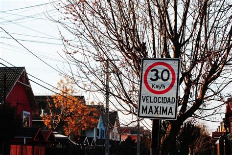 Se Al De L Mite De Velocidad En La Ciudad Foto Premium