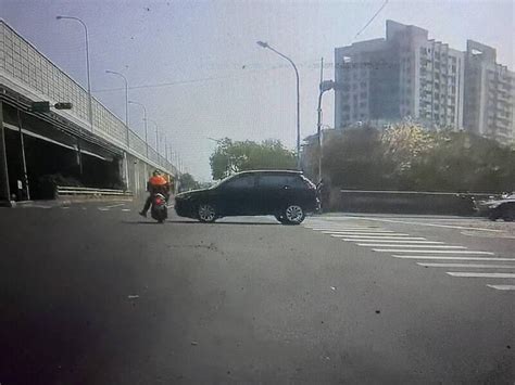 驚險畫面曝！高雄汽車女駕駛疑闖紅燈 騎士慘遭撞飛 社會 自由時報電子報