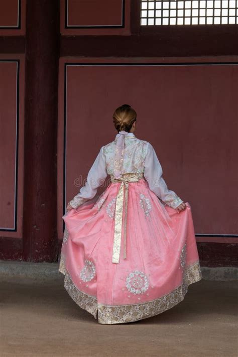 Hanbok Il Vestito Coreano Tradizionale E La Bella Tenuta Asiatica