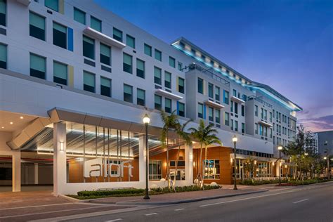 Downtown Delray Beach Family Hotel - Romantic Hotel | Aloft Delray Beach