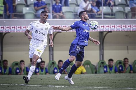 Cruzeiro vence Santos e assume a liderança do Campeonato Brasileiro