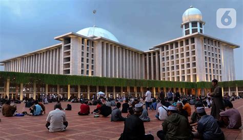 Ribuan Umat Muslim Berbuka Puasa Pertama Di Masjid Istiqlal Jakarta