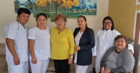 Tres generaciones de la familia Cardona celebran el Día de la