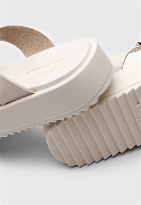 Sandália Flatform Moleca Corrente Off White Compre Agora Dafiti Brasil