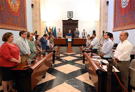 La Corporación municipal guarda un minuto de silencio por el 27