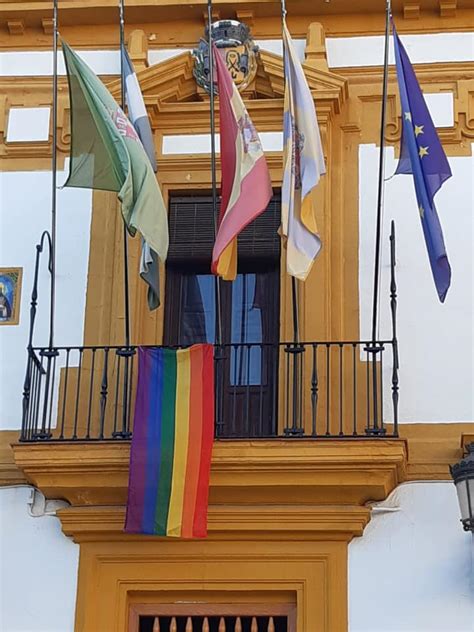 Bailén su suma con una bandera LGBTQ al Día del Orgullo Gay OndaBailen