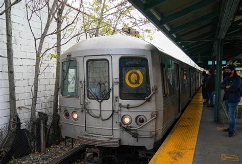 Brooklyn New York August 2017 Nyc Subway Train Arrives West — Stock ...