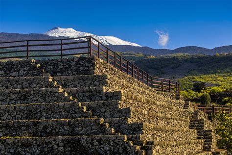 Etna La Grande Piramide Di Pietra Lavica Chiamata Turretta Nell