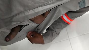 Trabalhador mostra rola no vestiário XVIDEOS