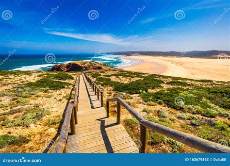 La Praia Da Bordeira Y Las Pasarelas Que Forman Parte Del Camino De Las