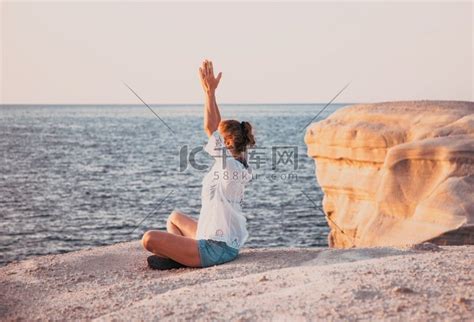 在海边做瑜伽和冥想的白衣女人海洋婚纱写真高清摄影大图 千库网