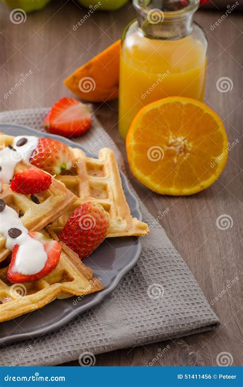 Waffles Caseiros Xarope E Morangos De Bordo Foto De Stock Imagem