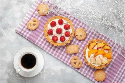 Vue De Dessus Des Gâteaux Crémeux Avec De La Crème Délicieuse Blanche Et Des Tranches De Fraises