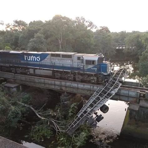 Carreta fica pendurada em ponte após colisão trem Jornal Sentinela