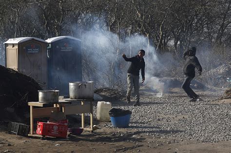 Gli Scontri Durante Lo Sgombero Del Campo Per Migranti Di Calais Il Post