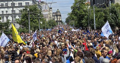 Protest Prosvetnih Radnika Zbog Nasilja U Kolama