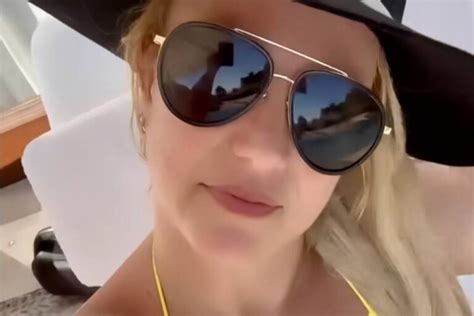 Britney Spears profite d une journée à la piscine et poste une vidéo en